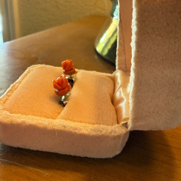 VINTAGE 1970s Italian Coral Carved Flower Earrings - Picture 2 of 3